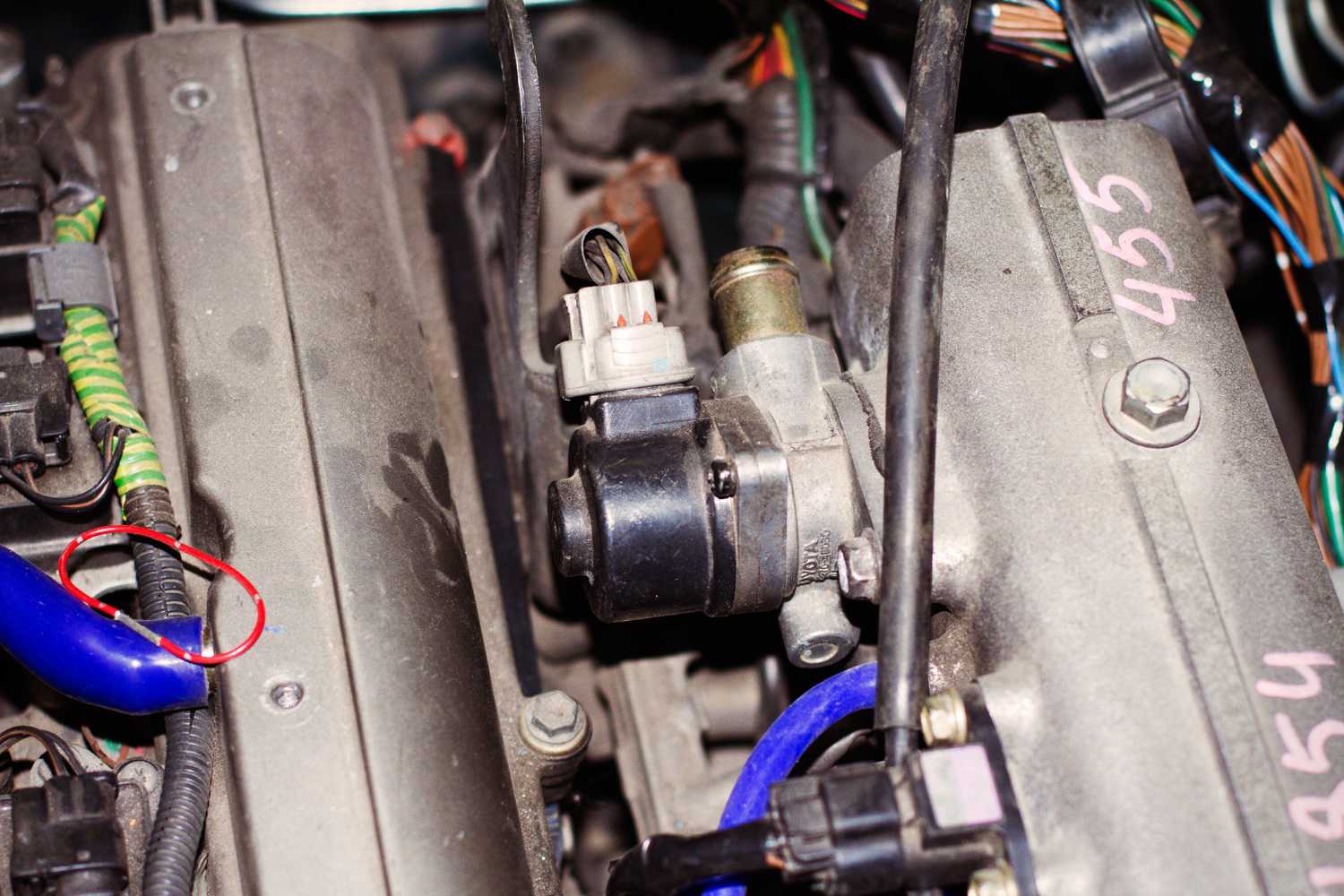Двигатель автомобиля работает с перебоями: причины и ремонт