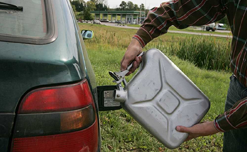 Кончился бензин: что делать в такой ситуации? как залить топливо и завести машину?