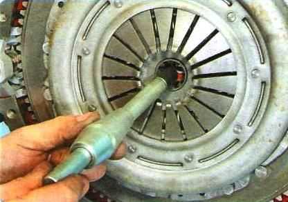 Как отрегулировать сцепление на газели 406 двигатель?