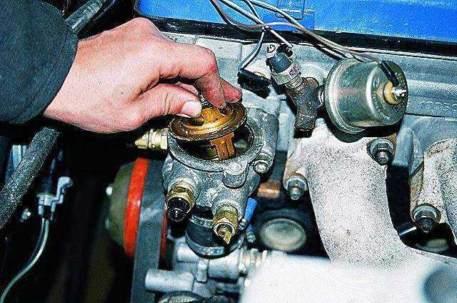 Замена термостата на уаз Термостат является важным звеном в системе олаждения двигателя Поскольку внедорожники УАЗ  довольно тяжелые рамные машины, и