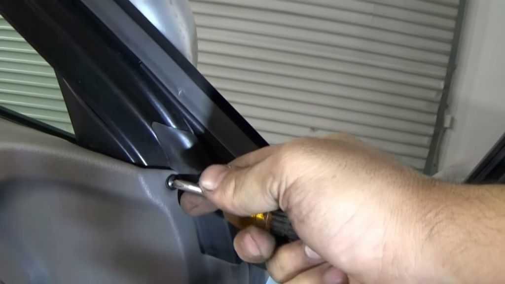 Пошаговая инструкция: как снять обшивку задней двери на шевроле нива