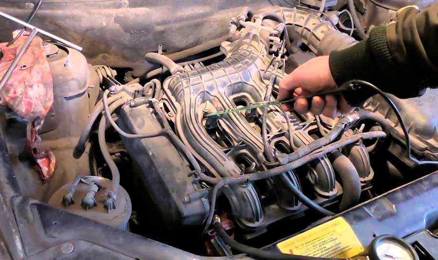 Почему двигатель троит на холодную, а как только прогреется – все нормально?