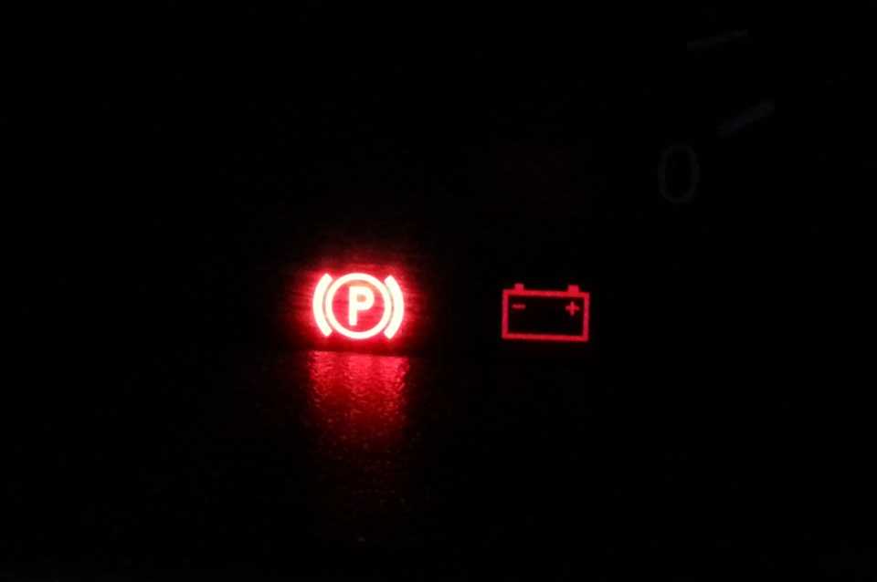 Горит лампочка аккумулятора на панели приборов: что делать водителю