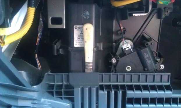 Как поменять салонный фильтр на моем джипе либерти?