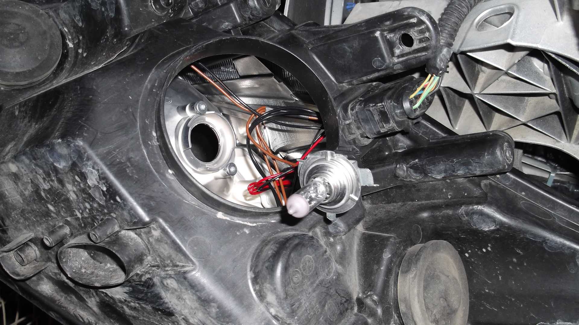 Как заменить лампочку переднего указателя поворота на моем форд куга?