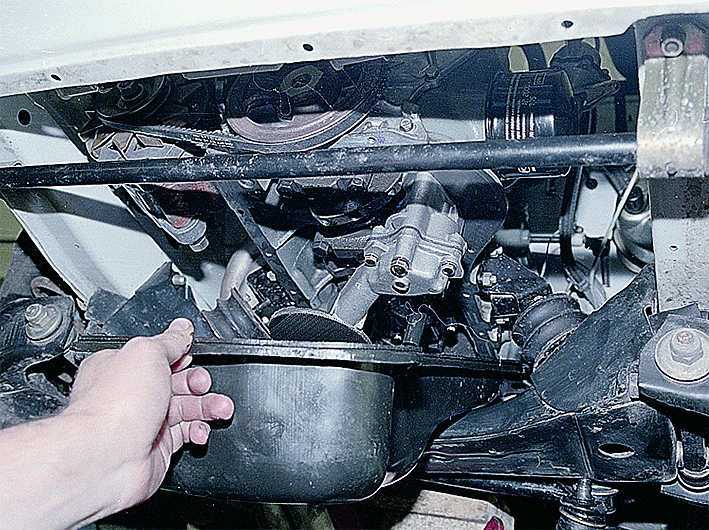 Снятие поддона двигателя на ВАЗ 2107 и замена прокладки Поддоном картера двигателя называется деталь, расположенная внизу автомобиля Картер с поддоном