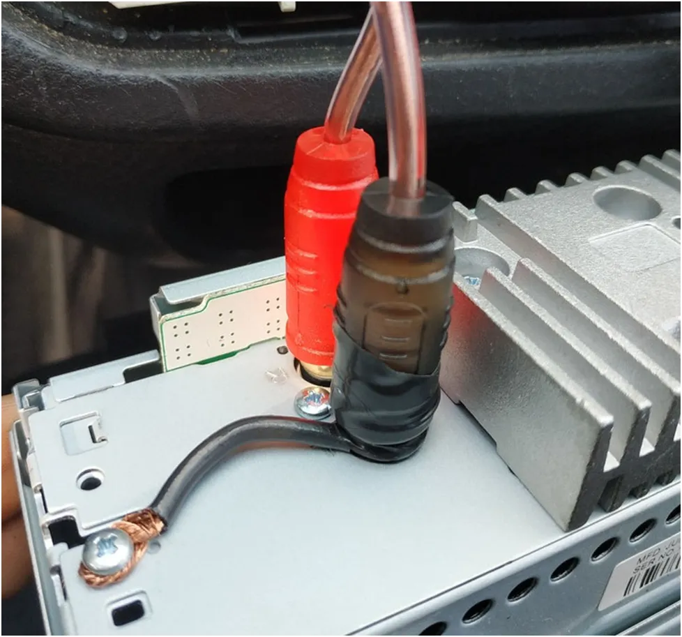 Что делать если при заведенном двигателе машины фонит магнитола В автомобиле находятся различные источники электромагнитных помех и высоковольтных