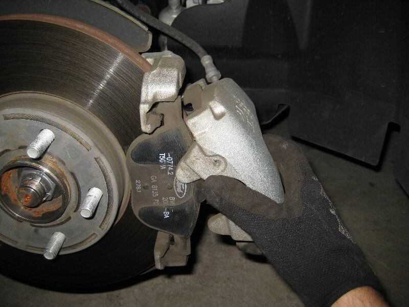 Замена передних и задних тормозных колодок в форд фокус 3 своими руками