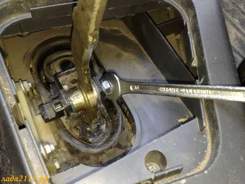 Если в вашем автомобиле ВАЗ 2110 начал дребезжать рычаг КПП, то предлагаемый нами материал поможет справиться с этой проблемой