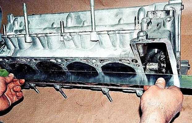 Разборка ремонт и сборка головки блока цилиндров ЗМЗ406 автомобиля ГАЗ3110 Ремонт головки блока цилиндров производим при общем ремонте двигателя и при