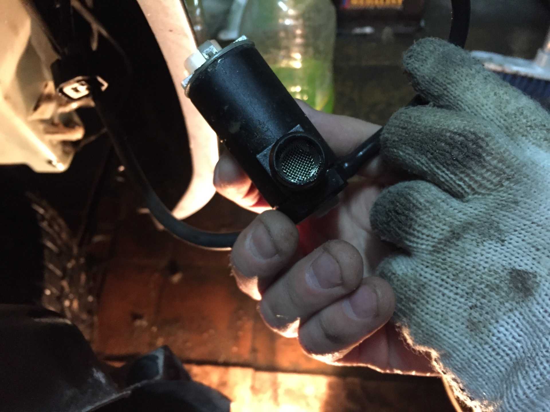 Моторчик омывателя лобового стекла не работает: как починить