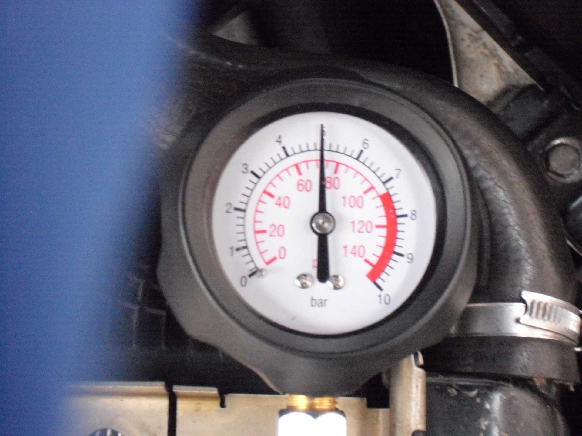 Обратное давление масла. Приспособление для замера давления масла ДВС КАМАЗ 43118. Давление масла 4gb1. Давление масла в двигателе 428f. Давлерия масла двигателе 6кг.